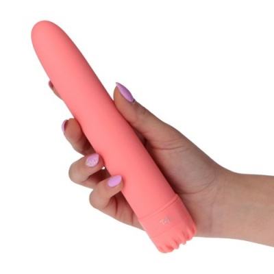 Vibrador rosa salmão de silicone com botão TPE na base segurado por uma mão