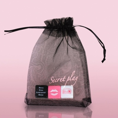 Saco de tecido translúcido preto com cordão de fecho e texto decorativo