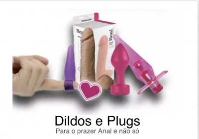 Quatro objetos sexuais coloridos, incluindo dildo realista e plugs anais, com embalagem ao fundo