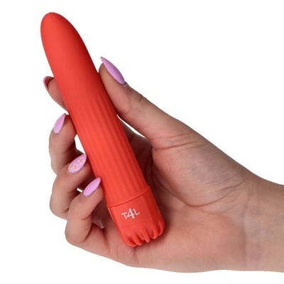 Mão segurando vibrador vermelho com textura canelada e marca T4L