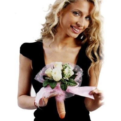 Mulher loira segurando ramo de flores com fita rosa