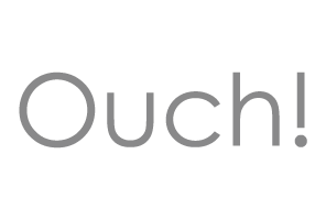 Mala de viagem rígida azul com padrão geométrico e etiqueta branca