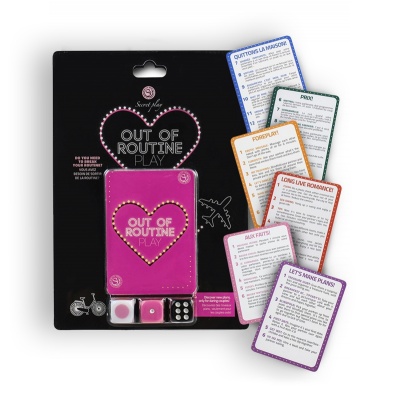 Conjunto de jogo 'Out Of Routine Play' com estojo rosa, três dados e cinco cartas coloridas