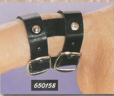 Pulseira dupla preta de couro com fivelas prateadas num braço