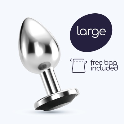 Plugue metálico prateado com base preta e texto promocional