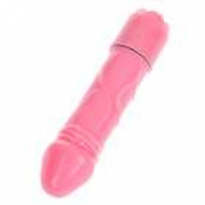 Produto rosa cilíndrico com texturas em relevo sobre fundo branco.