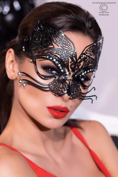 Máscara facial preta em forma de gato com cristais em mulher com batom vermelho
