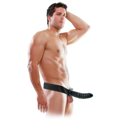 Homem com arnês preto e dildo preto texturizado em fundo branco