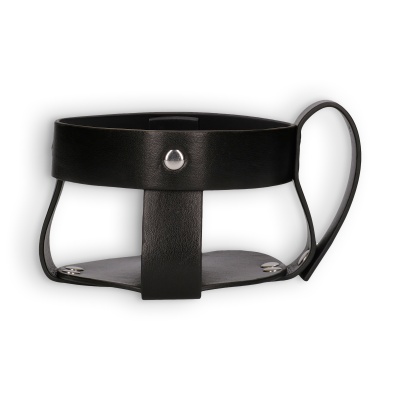 Choker preto com rebites metálicos prateados e alça lateral