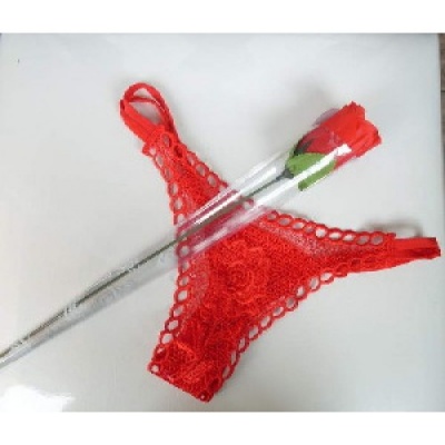 Calcinha vermelha de renda com rosa vermelha embrulhada em plástico