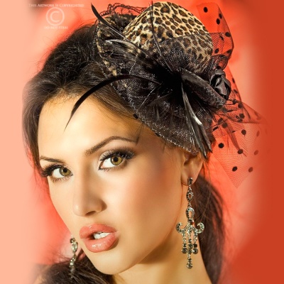 Mulher com fascinator de padrão de pele de leopardo e penas pretas