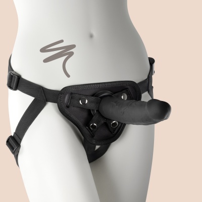 Cinta peniana preta com arnês ajustável num manequim feminino
