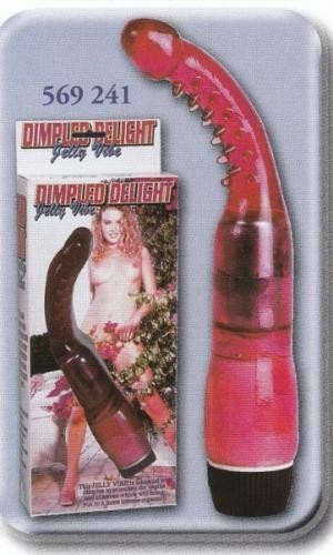 Vibrador vermelho translúcido com base preta ao lado da embalagem com imagem de mulher e texto