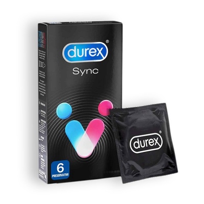Embalagem de preservativos Durex Sync preto com detalhes azuis e rosa e preservativo individual preto.
