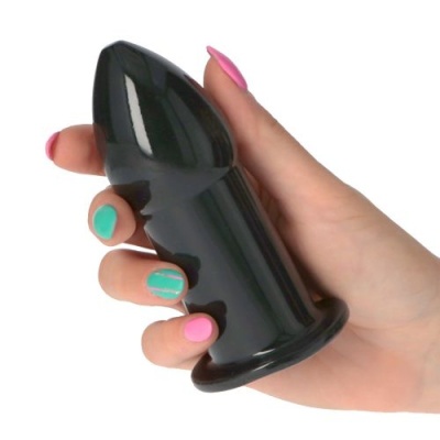 Plug anal preto de silicone na mão feminina