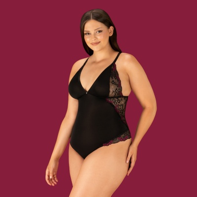 Body preto com renda e alças finas em fundo cor vinho