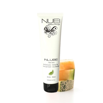 Gel deslizante Nuei Inlube com Aloe Vera e melão em tubo branco com tampa preta ao lado de melão fatiado