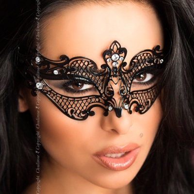 Máscara preta rendada com pedras brilhantes em rosto de mulher