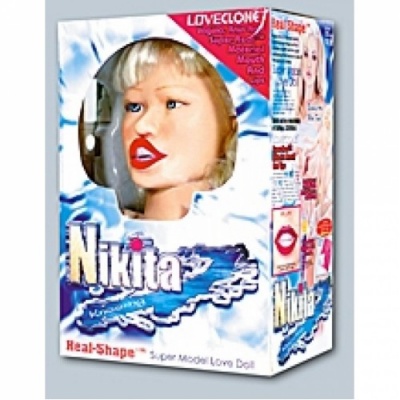 Boneca de amor 'Nikita' na embalagem azul, branca e vermelha.