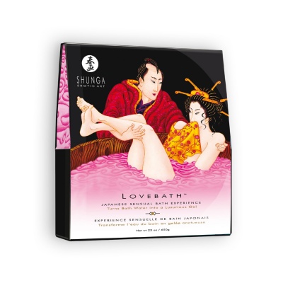 Embalagem do produto Lovebath com ilustração de casal em banho rosa.