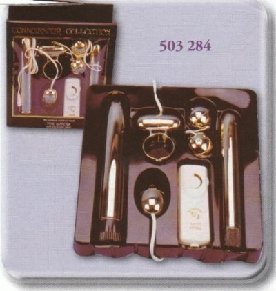 Conjunto de massagem branco e dourado com vários acessórios numa bandeja castanha