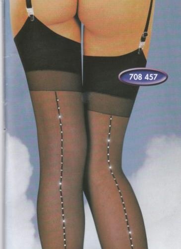 Meias pretas com costura e detalhes em pérola, suspensas por ligas pretas nas pernas de uma modelo.