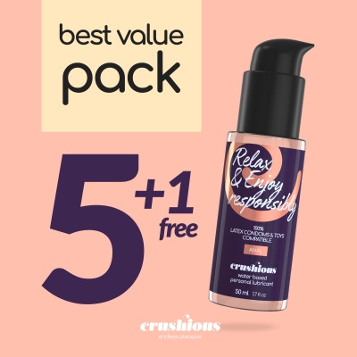 Frasco de lubrificante pessoal Crushious Aura, 50ml, com texto promocional e fundo rosa.