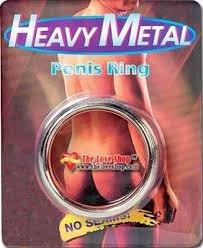 Anel para pénis metálico prateado em embalagem vermelha com texto e imagem