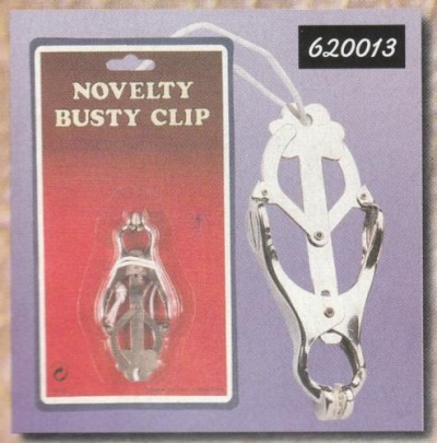 Clips metálicos em forma de mama numa embalagem com texto NOVELTY BUSTY CLIP e número 620013