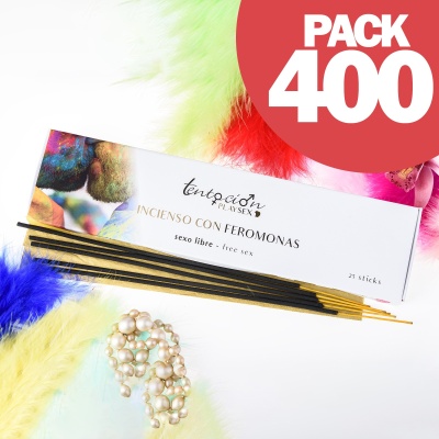 Caixa branca de incenso com pheromonas, sticks pretos e colar de pérolas sobre fundo branco e plumas coloridas