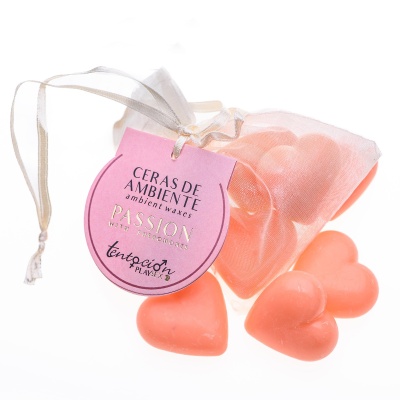 Velas cor de rosa em forma de coração com etiqueta rosa e saco de tecido translúcido branco