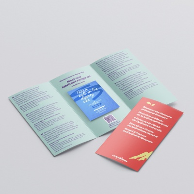 Folheto aberto com textos informativos e destacáveis em azul e vermelho sobre fundo branco.