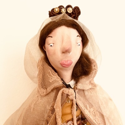 Boneca vintage com manto de renda bege e coroa com pérolas