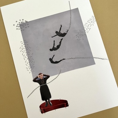 Cartaz artístico com colagem de figuras humanas e sofá vermelho em fundo branco.