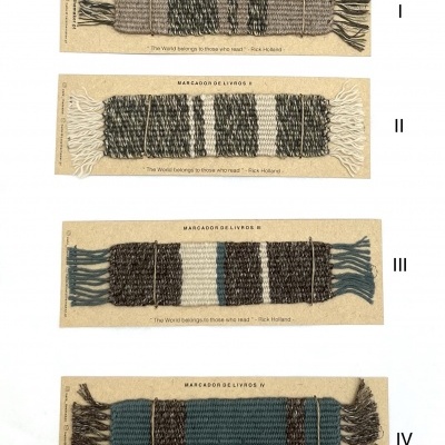 Quatro marcadores de livros tecidos em cartão rústico com franjas e citação de Rick Holland