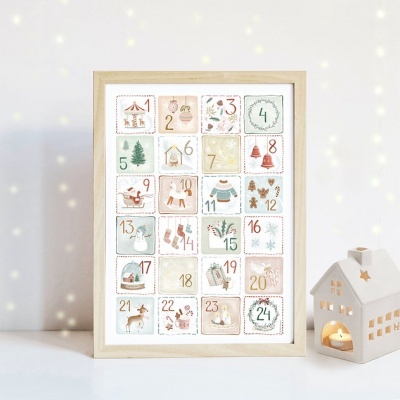 Calendário do advento com ilustrações natalícias e moldura clara junto a casa decorativa com luz.