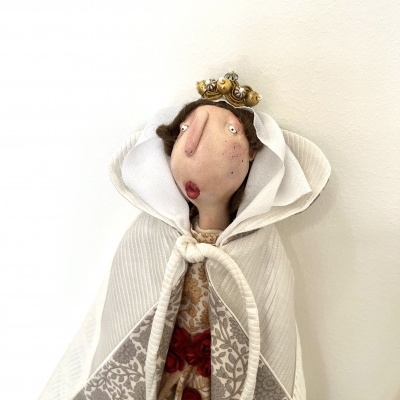 Boneco artesanal com capa e coroa