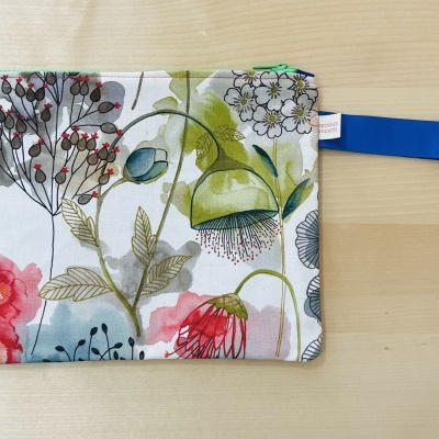 Bolsa pequena em tecido com padrão floral e alça azul