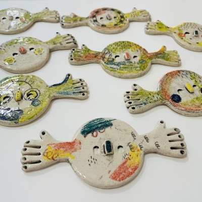 Ornamentos de pássaros em cerâmica pintada colorida