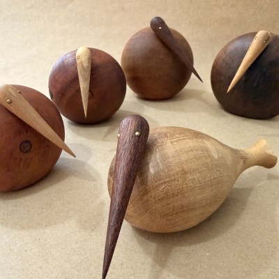 Esculturas de madeira com forma de pássaros e bicos longos