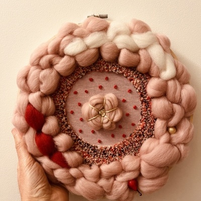 Relógio artesanal com tecido bordado e lã felpuda em rosa e vermelho