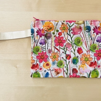 Carteira ou bolsa pequena de tecido com padrão florido colorido