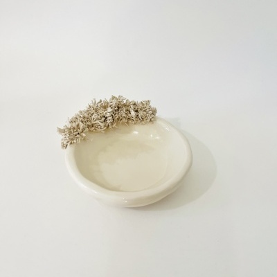 Prato branco com decoração de flores secas