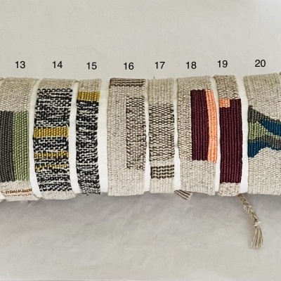 Almofada retangular com vários padrões tecidos coloridos numerados de 12 a 21