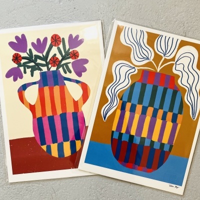 Dois posters com ilustrações coloridas de vasos com flores em fundos creme e castanho