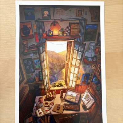 Impressão artística de mesa de trabalho de artista com janela aberta e paisagem montanhosa ao fundo