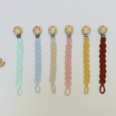 Seis prendedores de chupeta de croché coloridos com fechos de madeira e pendente de madeira em forma de nuvem