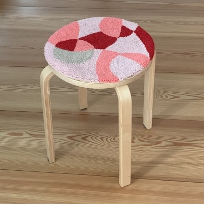 Banco de madeira com assento almofadado colorido em padrão abstrato