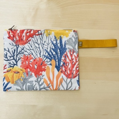 Necessaire colorida com padrão de corais e alça amarela