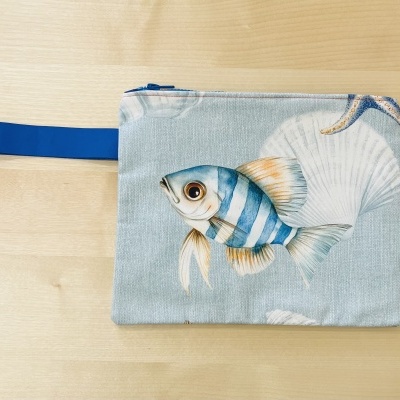 Saco zip de tecido com estampa de peixe azul e conchas